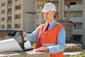 Tecnico in cantiere con laptop